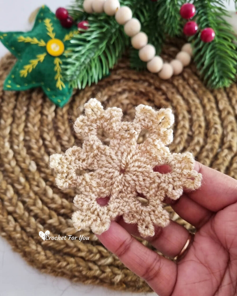 5-minutes snowflake free crochet pattern